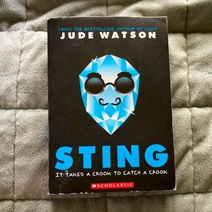 This is the book Sting by Jude Watson. It is the 2nd book of its series